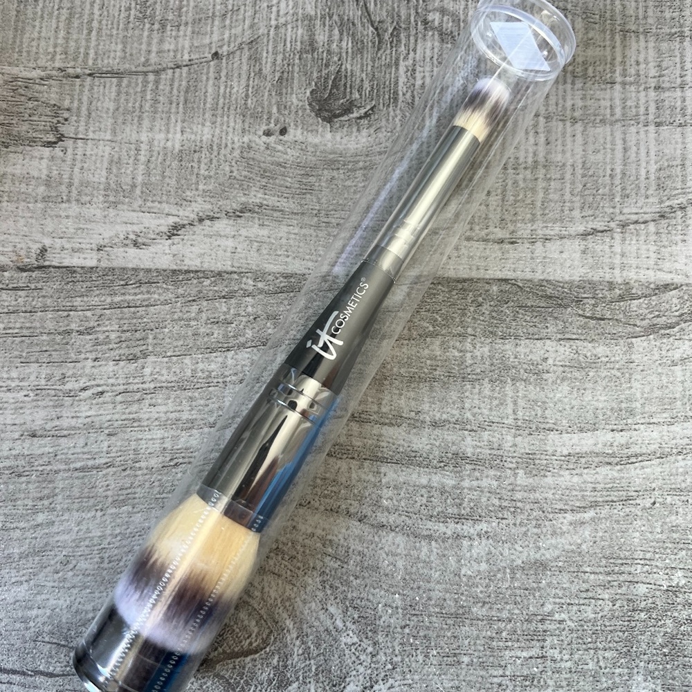 NEW IT COSMETICS Heavenly Luxe Complexion Perfection Brush No. 7 Conceal New!